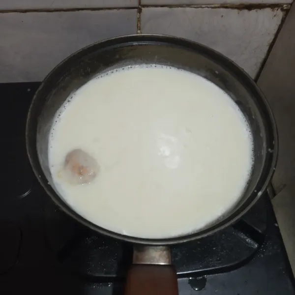 Tuang susu cair, susu bubuk, gula, tepung maizena, dan daging durian. Aduk hingga kental menggunakan api kecil.