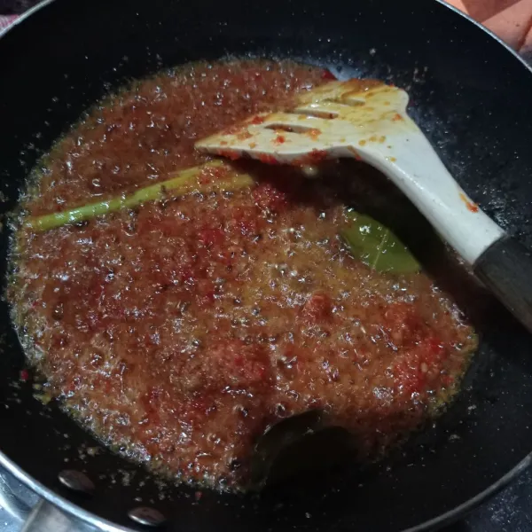 Tumis bumbu halus, serai dan daun jeruk sampai matang.