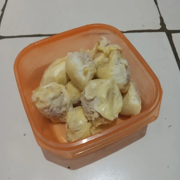 Ambil 3 biji buah durian, lalu ambil dagingnya dan sisihkan.