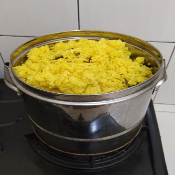 Didihkan air dalam kukusan lalu masukkan nasi. Kukus selama 30 menit.