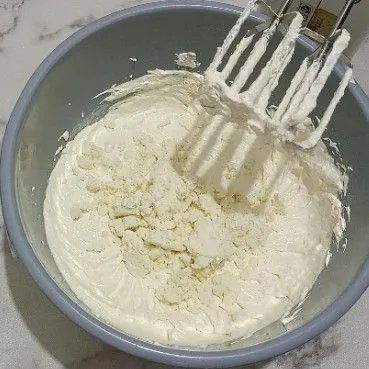 Masukan terigu, garam, baking powder, dan singkong mixer sebentar saja.