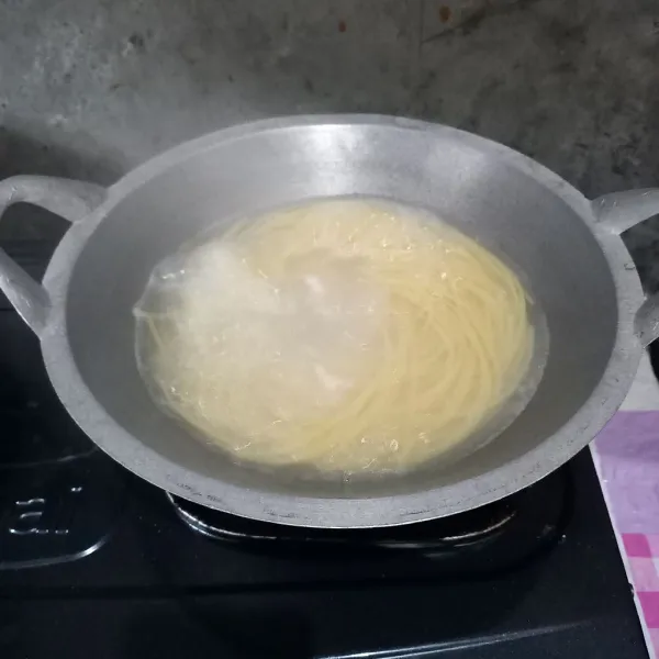 Rebus spaghetti selama 10 menit.