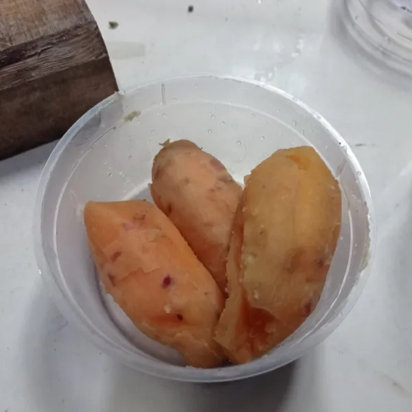Lalu kupas kulit ubi.
