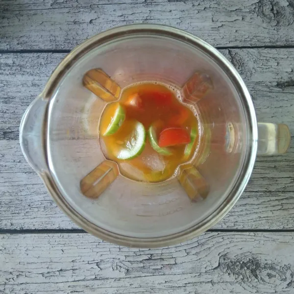 Masukkan kembali jus wortel ke dalam blender bersama tomat, timun dan es batu.