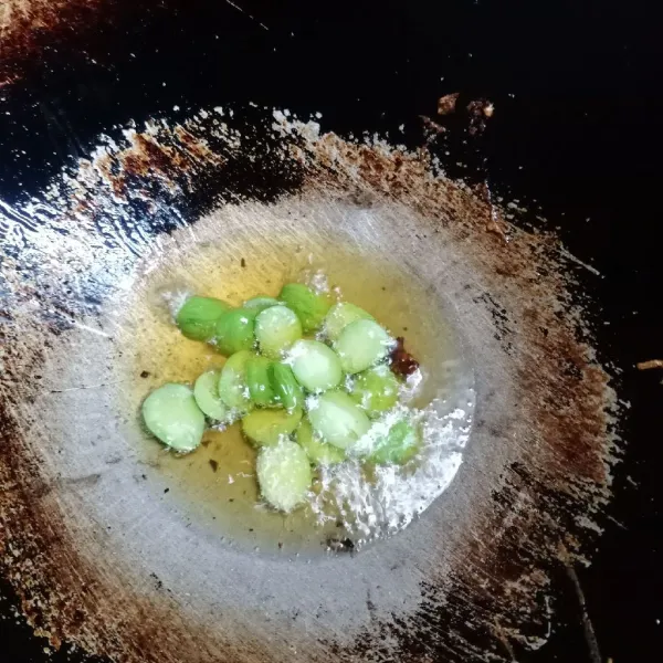 Goreng petai sebentar saja. Angkat dan tiriskan.