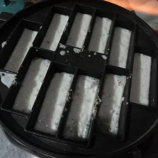 Panaskan cetakan pukis, lalu tuang adonan 3/4 cetakan.