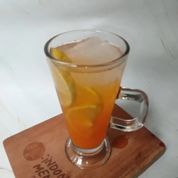 Tuang air soda dan aduk rata, sajikan.