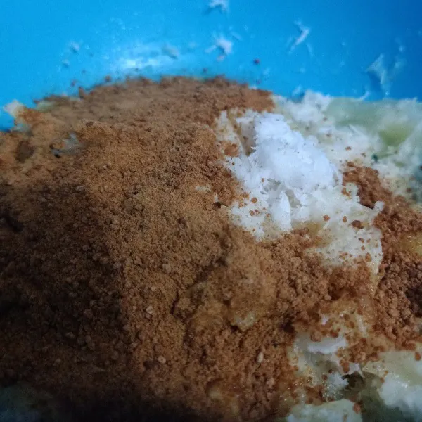 Haluskan singkong campur dengan kelapa parut yang telah dikukus lalu masukan gula, garem dan vanili aduk rata.