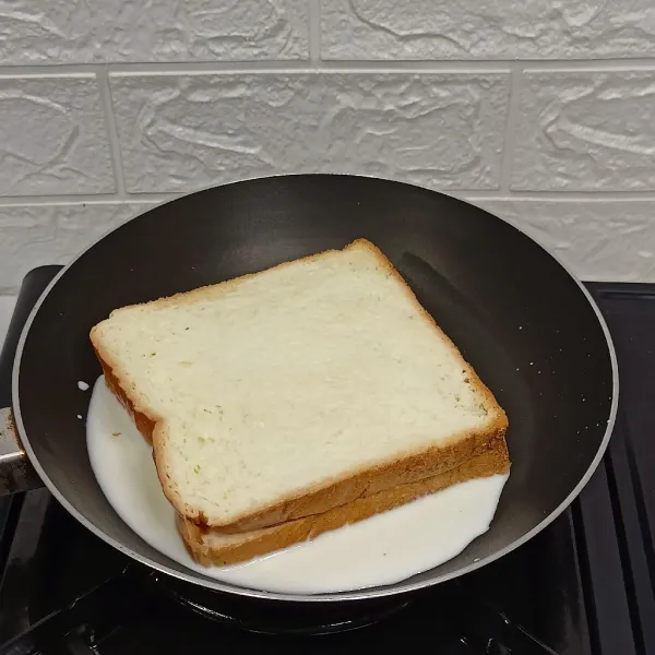 Rendam roti dengan susu.