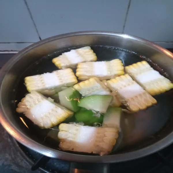 Rebus jagung dan labu siam hingga matang.