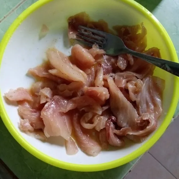 Kocok lepas telur, campurkan dengan ikan kakap.