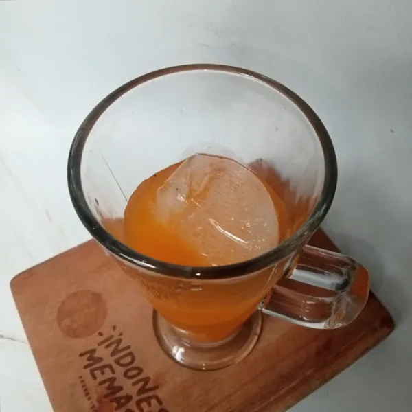 Masukkan es batu secukupnya.