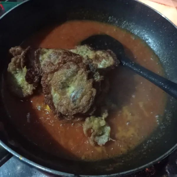 Masukkan ikan cue telur, aduk rata, masak sampai tanak.