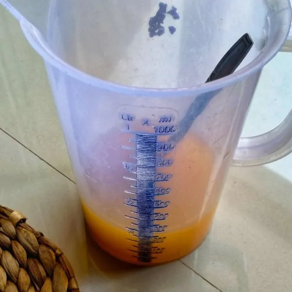 Larutkan minuman jeruk konsentrat dengan 150 ml air.