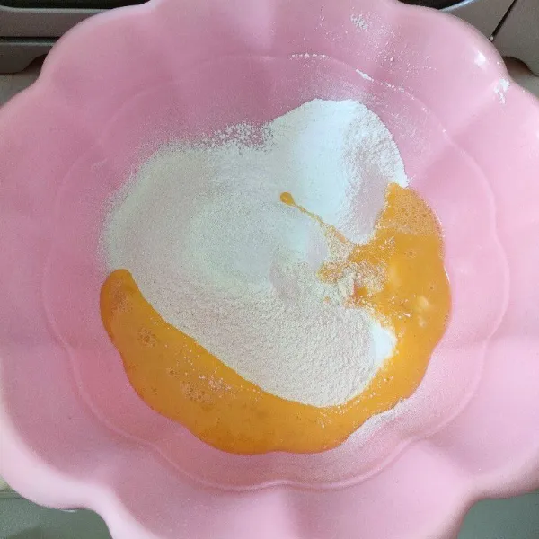 Siapkan tepung terigu, tepung tapioka, baking soda, baking powder dalam mangkuk besar. Tuang telur kocok sedikit- sedikit sambil diaduk sampai rata tidak menggumpal.