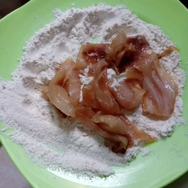 Masukkan ikan kakap dalam tepung bumbu.