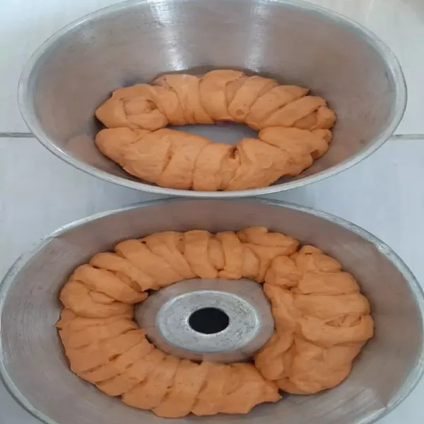 Setelah diberi isian, gulung, lalu susun kedalam loyang yang telah di beri minyak dan dialasi kertas roti.