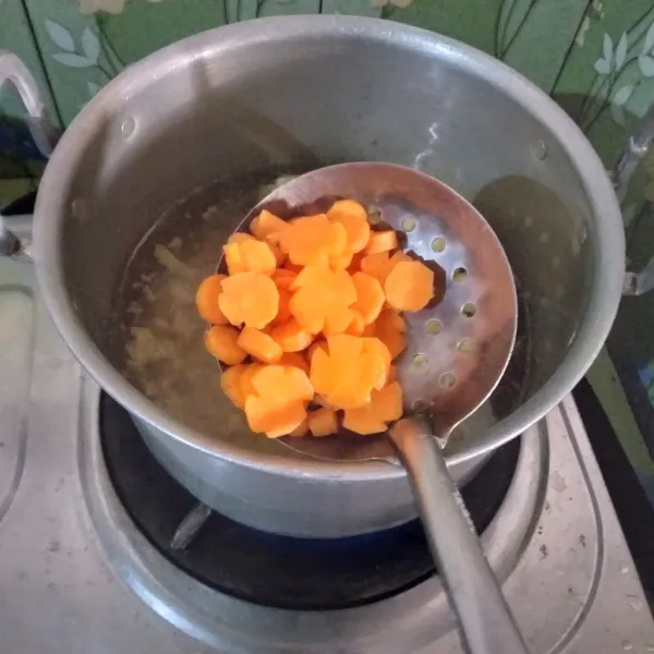 Setelah air mendidih masukkan wortel.