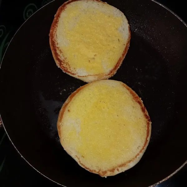Olesi roti dengan margarin dan panggang sampai setengah kecokelatan.