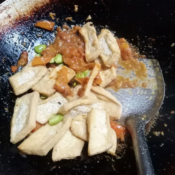 Masukkan tahu dan petai goreng. Aduk sampai tercampur rata. Angkat dan sajikan.