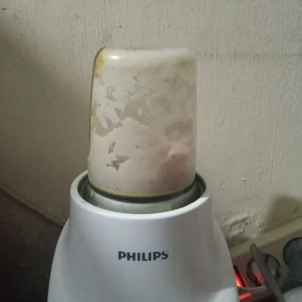 Blender semua bahan bumbu halus.