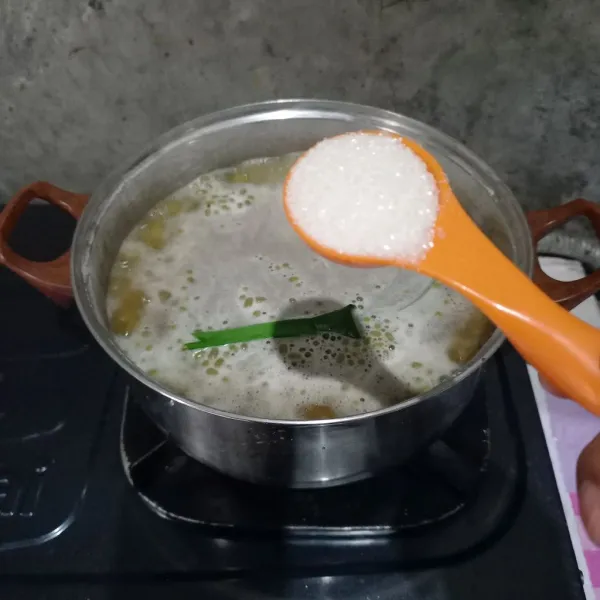 Tambahkan daun pandan, gula aren, gula pasir dan garam.