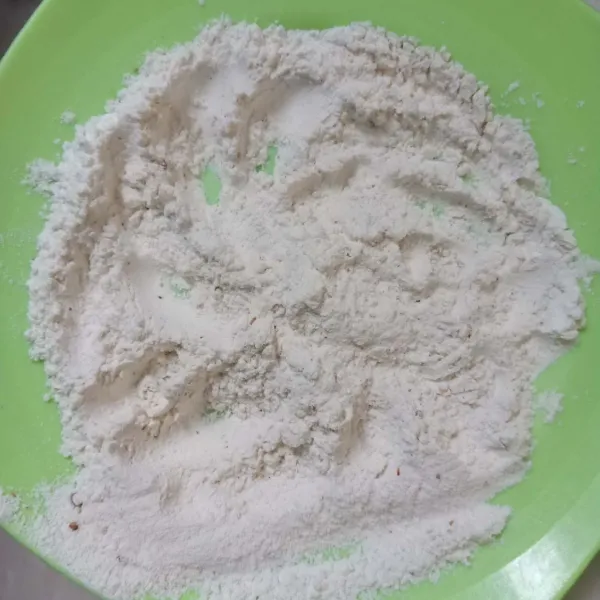 Campurkan semua bahan untuk tepung bumbu.