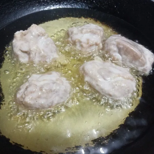 Panaskan minyak lalu goreng cukup sekali balik ya setelah sebelah sisi matang baru dibalik angkat tiriskan sajikann selagi hangat.