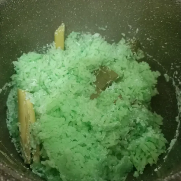 Setelah matang, aduk nasi kemudian tutup lagi biarkan selama 10 menit. 
Nasi uduk siap disajikan.