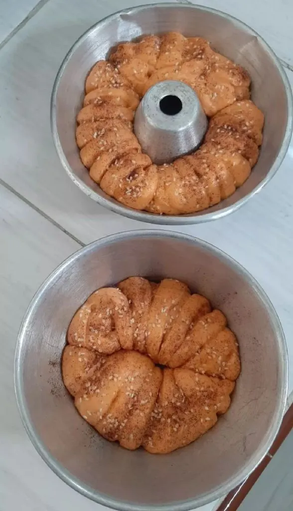 Susun kedalam loyang memanjang. Kemudian disini saya taburi gula pasir, biji wijen dan bubuk kayu manis. Diamkan kembali hingga mengembang 2 kali lipat.