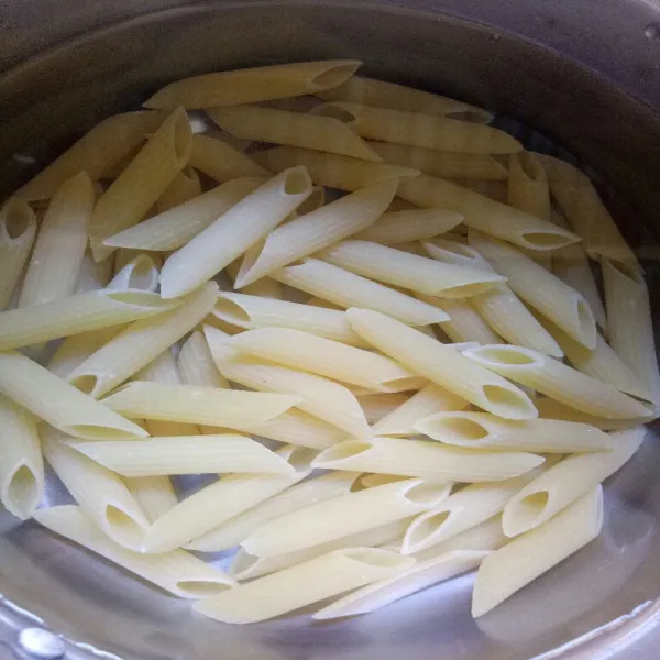 Rebus Pasta Penne Ziti dalam 500 ml air mendidih selama 7 menit. Angkat dan tiriskan, sisihkan.