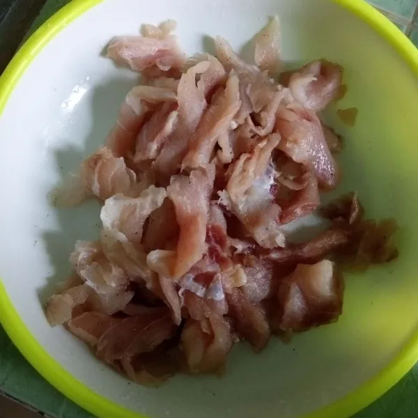Marinasi ikan kakap dengan garam, lada dan bawang putih bubuk. Diamkan minimal 15 menit.