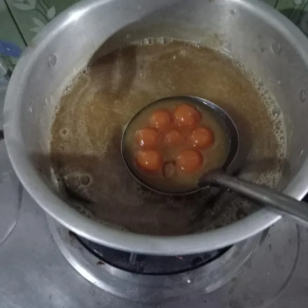 Rebus air bersama gula dan daun pandan, setelah mendidih masukkan bulatan ubi dan tunggu hingga mengapung.