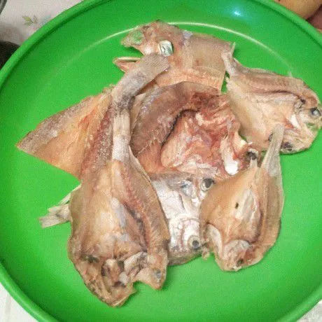 Siapkan ikan asin, bisa di bilas dulu atau langsung di goreng sesuai selera.