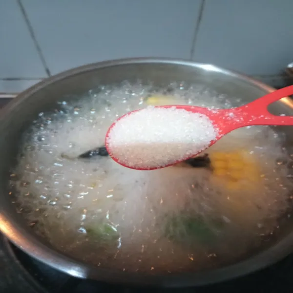 Tambahkan garam, gula putih dan penyedap rasa. Aduk rata. Tes rasa.