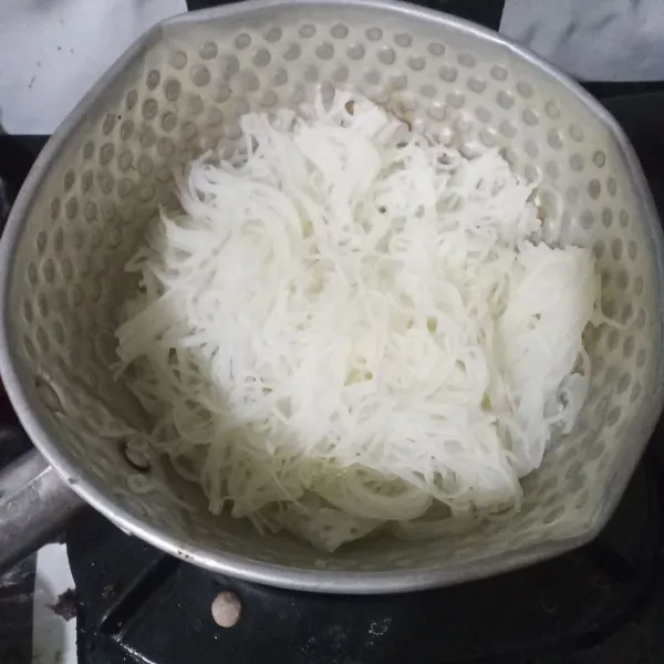 Rebus bihun dengan air panas selama 3 menit hingga terurai. Tiriskan.