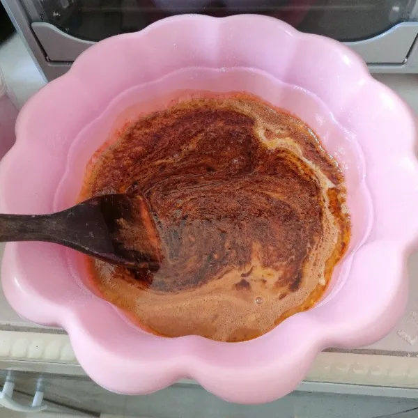 Masukkan bahan karamel secara bertahap sambil terus diaduk perlahan sampai rata.