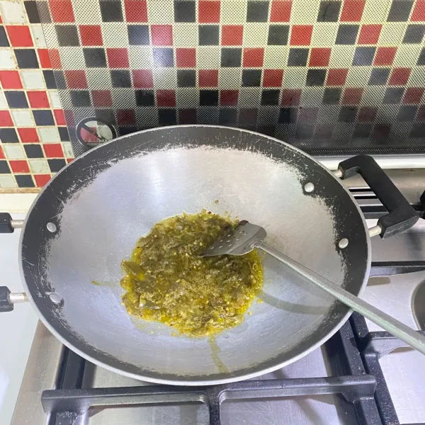 Rebus bahan sambal hijau, lalu ulek kasar dan tumis.