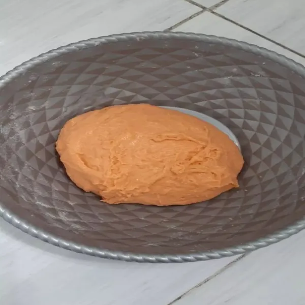 Aduk hingga menjadi adonan (tambahkan terigu secara bertahap jika masih lengket balur tangan dengan minyak atau tabur dengan tepung sedikit).