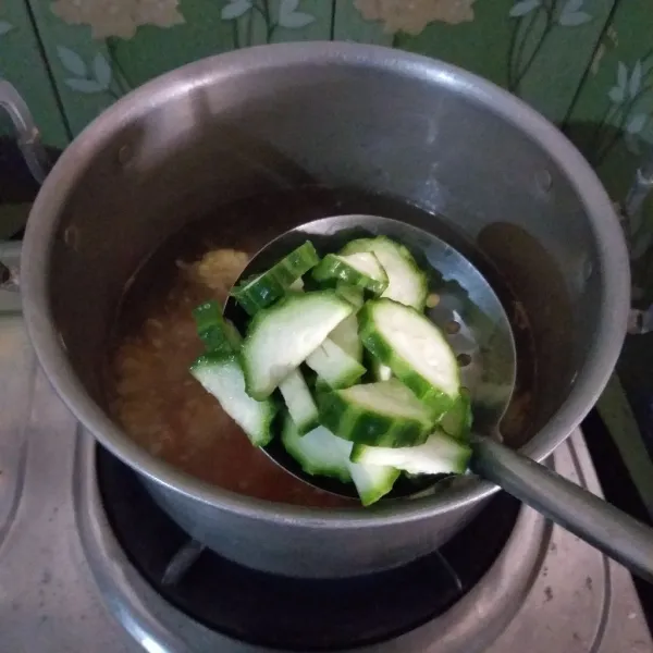 Masukkan oyong ,bunga kol masak hingga sayuran layu.