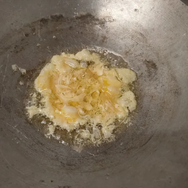Goreng telur, orak arik, kemudian sisihkan.