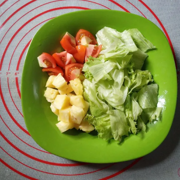 Sobek kasar daun lettuce, potong kotak nanas dan tomat. 
Masukkan kulkas sampai dingin.