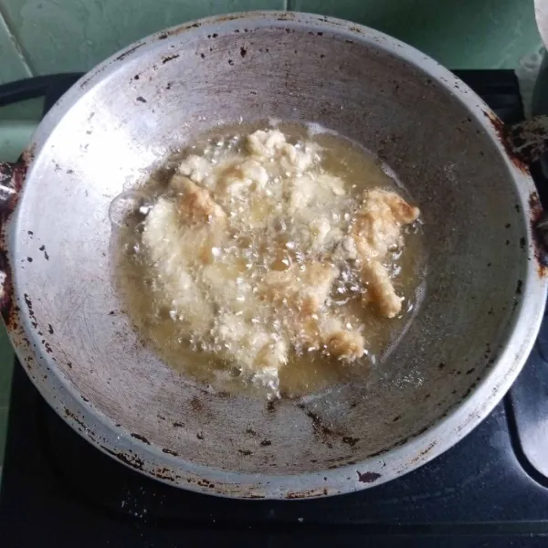 Goreng ikan kakap hingga keemasan.