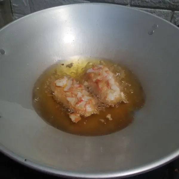 Goreng dalam minyak panas hingga berwarna kuning keemasan atau hingga tempe matang.