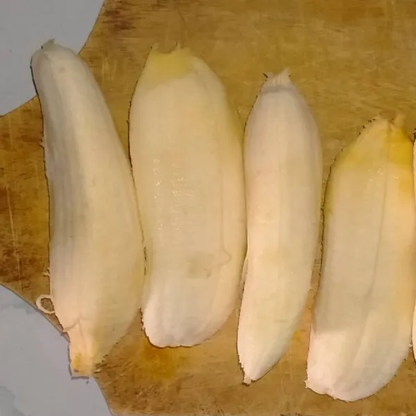 Siapkan pisang, lalu potong tipis memanjang, untuk satu pisang bisa jadi 3 iris.