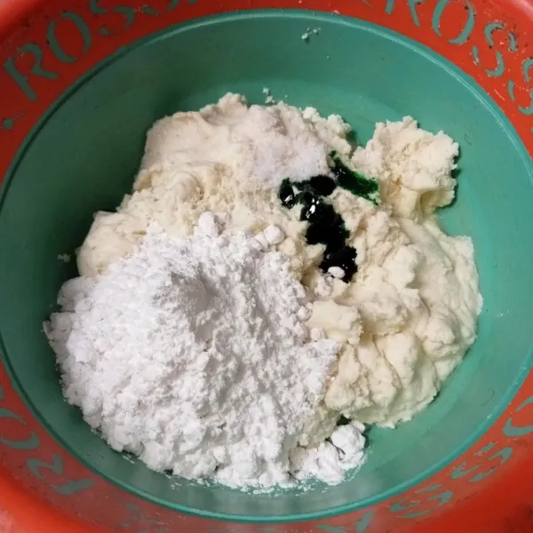 Campur singkong parut, tapioka, garam dan pasta pandan, aduk-aduk hingga tercampur rata.
