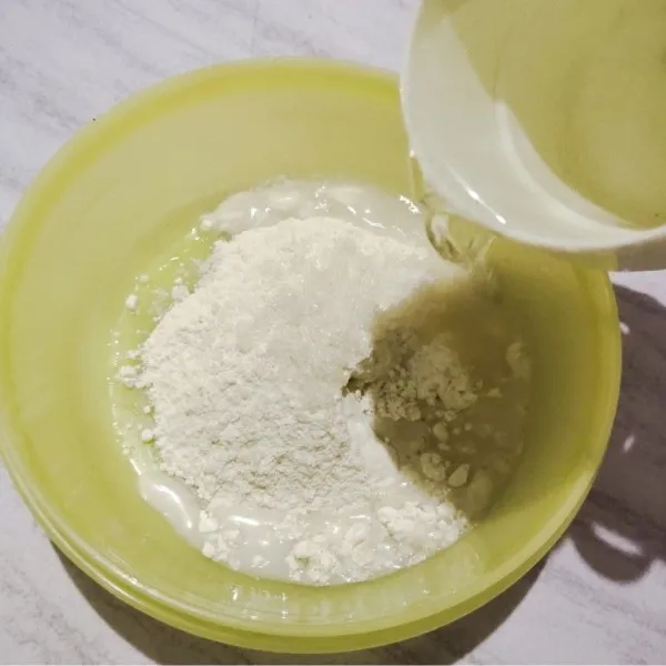 Campurkan tepung terigu, gula pasir, garam dan air secukupnya, aduk hingga tercampur merata.