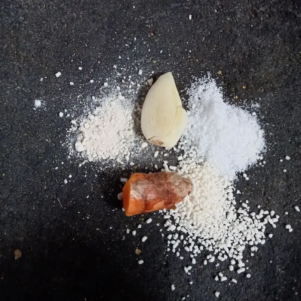 Uleg bumbu halus beserta garam dan kaldu jamur.