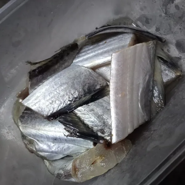 Marinasi ikan dengan garam, kaldu jamur dan jeruk nipis.