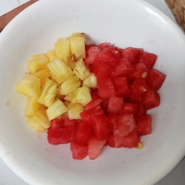 Potong-potong semangka dan nanas.